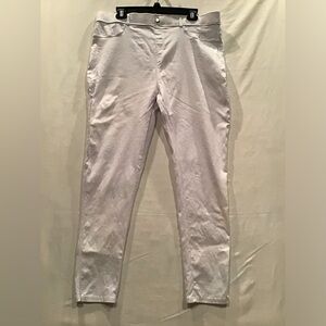 Chic Women's Light White Straight Leg Pants
